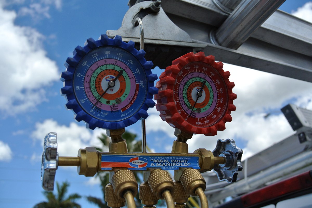 The manifold gauge set photographed
